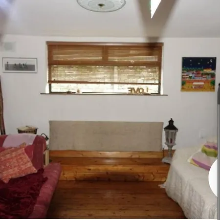 Pensión Double Bedroom In *